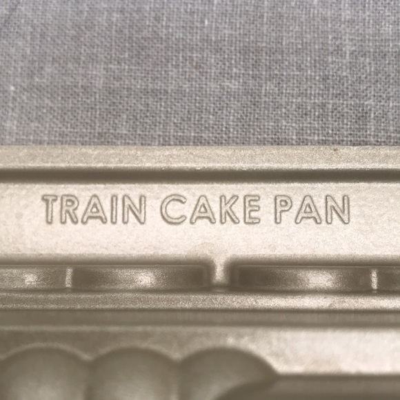 Nordic Ware Train Cake Pan 5 cups - Picture 4 of 11